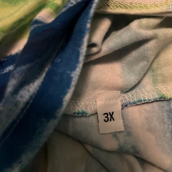 Bundle of two tops One is New and the other in great condition - Picture 9 of 9